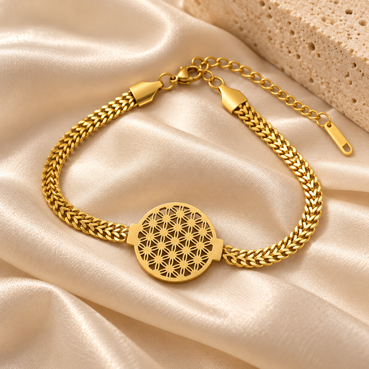 Médaillon Fleur de Vie doré du bracelet Harmonie Dorée – détail