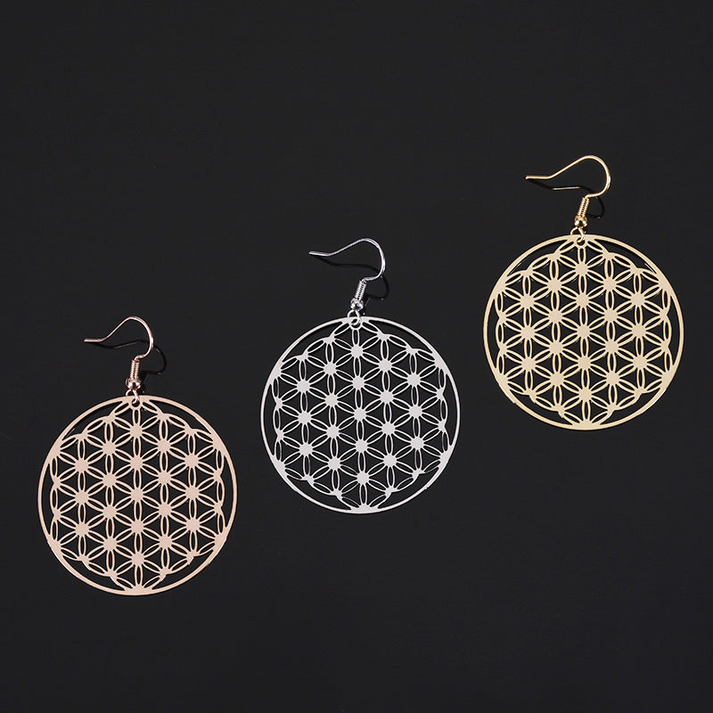 Trois finitions des boucles d’oreilles Fleur de Vie Caelvero