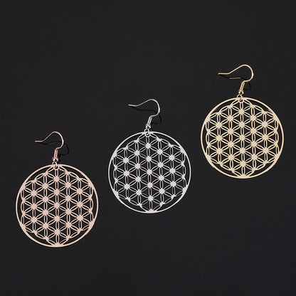 Trois finitions des boucles d’oreilles Fleur de Vie Caelvero
