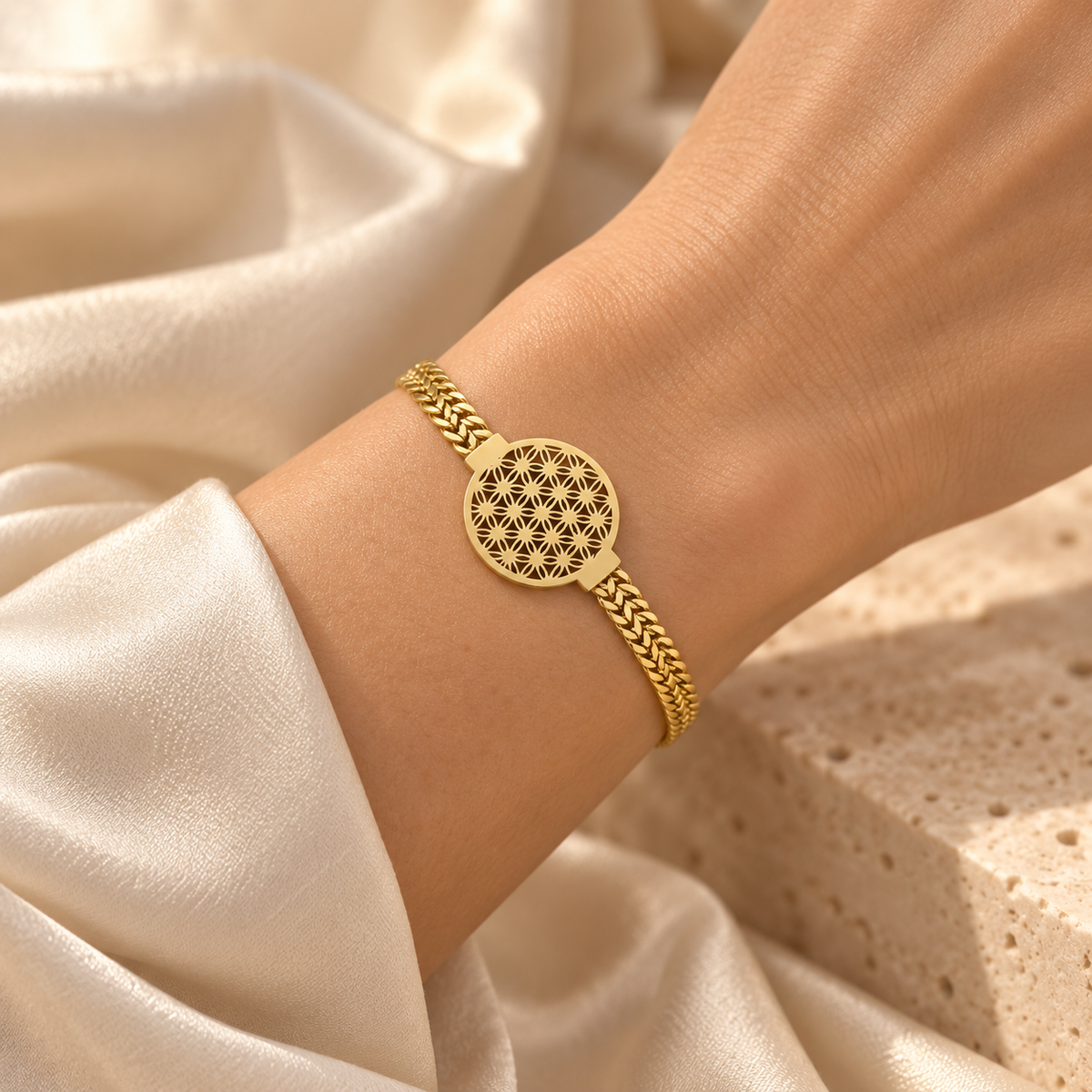 Bracelet Fleur de Vie Harmonie Dorée porté au poignet – Caelvero