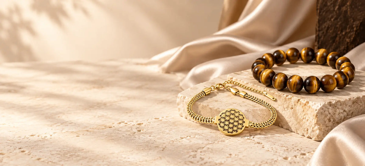 Bracelet Fleur de Vie doré et bracelet à perles présentés dans l’univers Caelvero